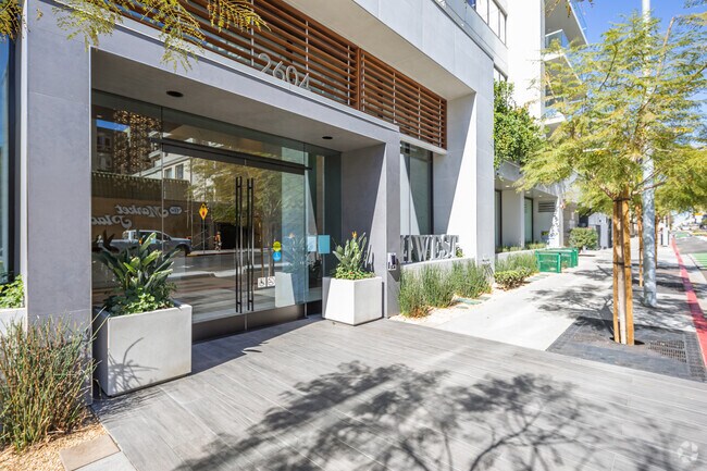 Entrada - 2604 5th Ave