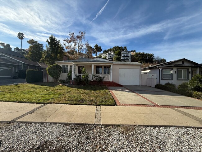 2 bed, 1 bath home in Woodland Hills - 2 bed, 1 bath home in Woodland Hills