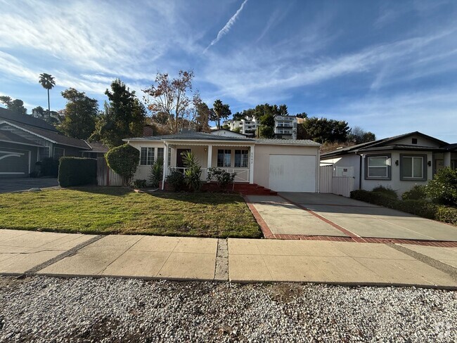 Building Photo - 2 bed, 1 bath home in Woodland Hills