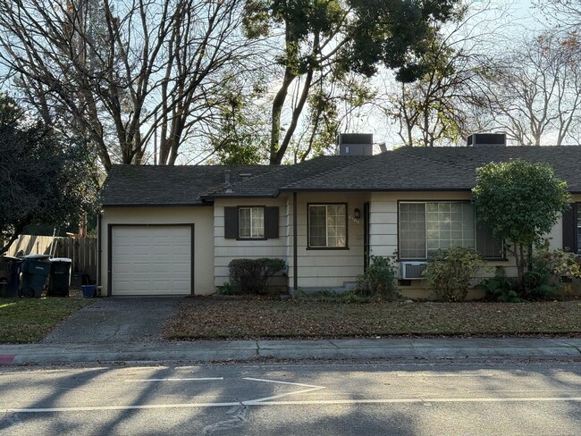 ADORABLE 2/1 (East Sac Location) Duplex! - ADORABLE 2/1 (East Sac Location) Duplex! House