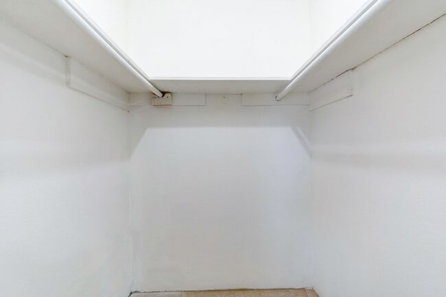 Building Photo - 1800 N Wayside Dr Unit 21