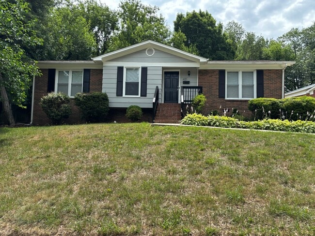 Building Photo - Freshly Renovated 4BR Home with Stylish Updates & Fenced Yard