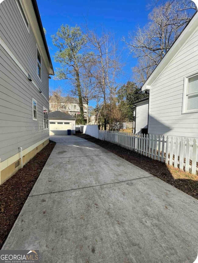 Photo - 2668 Memorial Dr SE