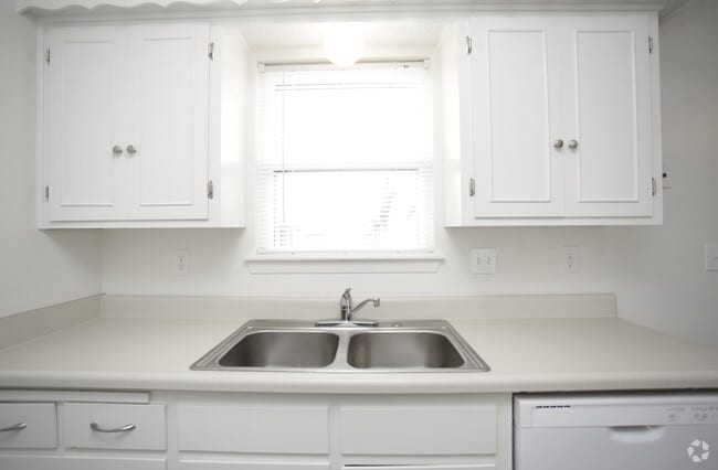 2BR, 1BA - 920 SF