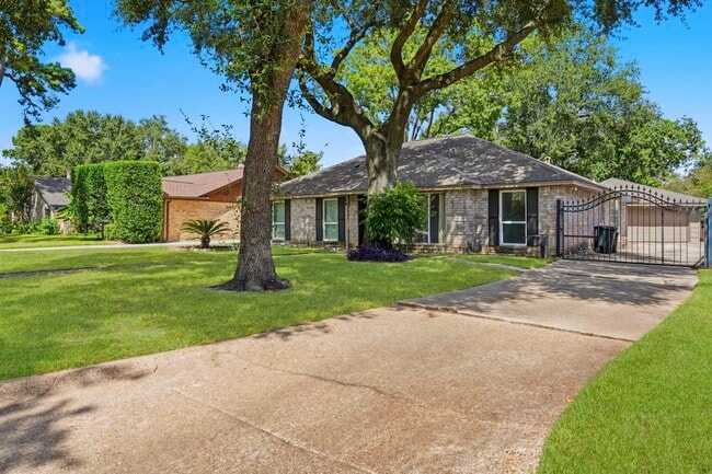 11810 Rowood Dr