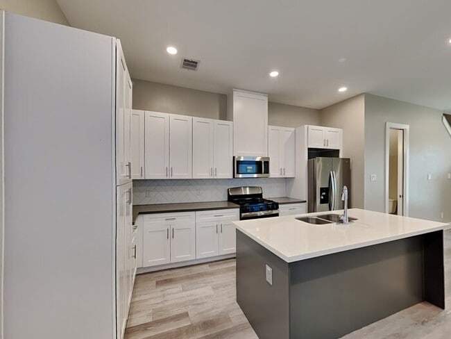 Photo - 223 Oriole St