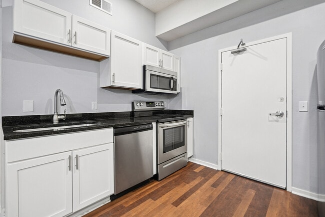 Photo - 307 W 6th St