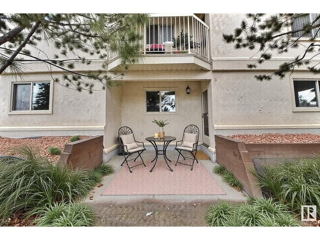 Photo - 18012 95 Av NW