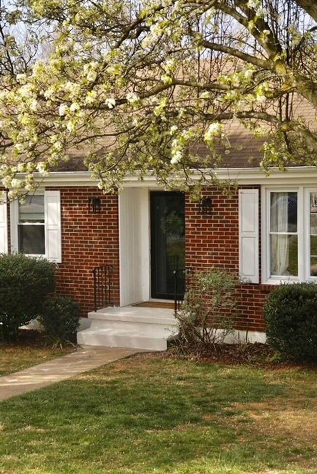 Photo - Bright and Cheery 4 Bedroom Home in Desiriable Sheffield Neighborhood