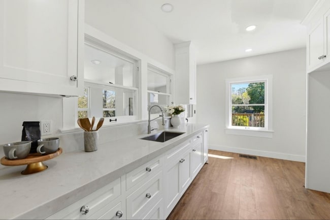 Photo - 179 College Way