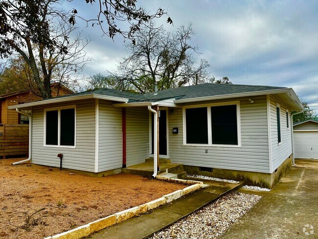 Building Photo - 2/2 In Kerrville Rental