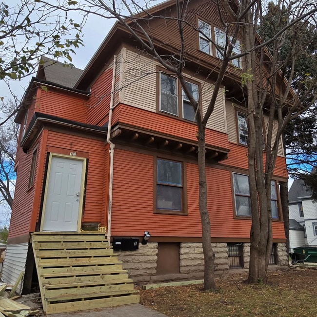 Building Photo - 113 W Division St Rental