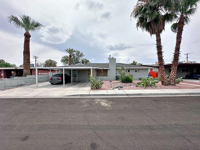 Building Photo - 812 Bracken Ave