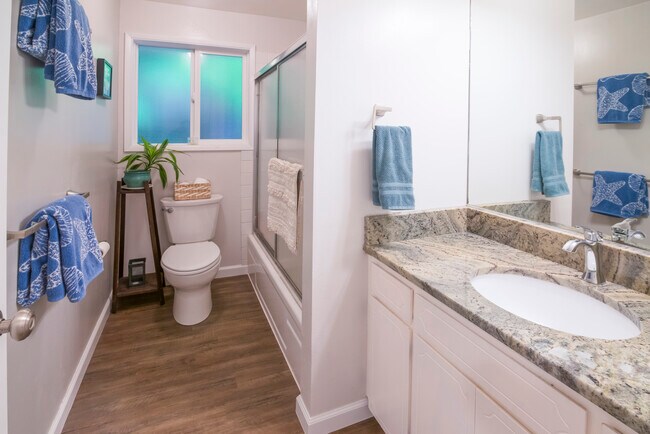 baño compartido en la planta superior - 913 NE Lakewood Dr