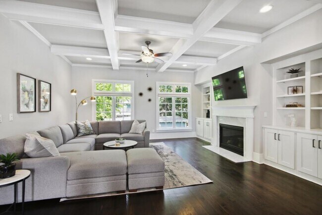 Photo - 692 Drewry St NE