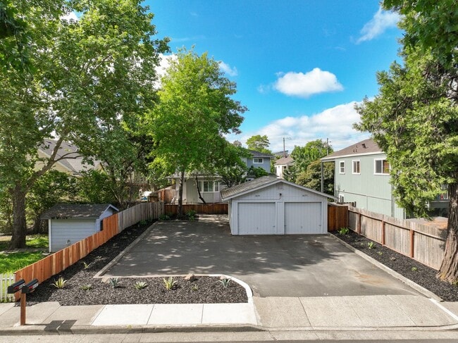 Building Photo - 3BD Townhome in Windsor | Private Yard + Garage | Walk to Shops + Wine Country Unit 1