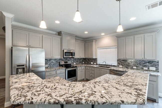 Photo - * MOVE IN 2028 * 6 Bed 4 Bath Home, Walk to TCU Campus, FREE Monthly Housekeeping
