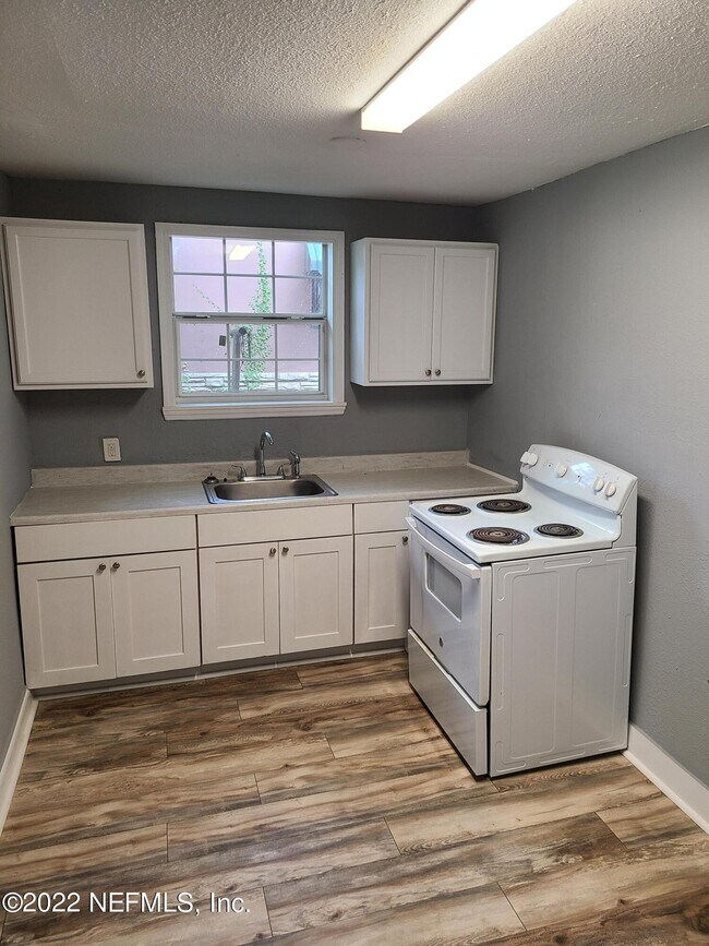 Photo - 1598 W 15th St