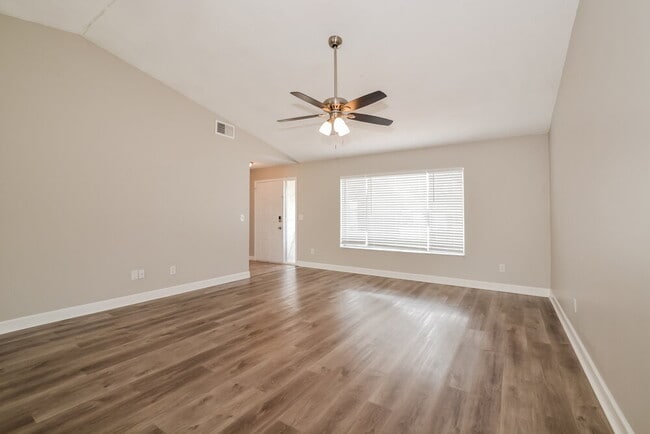 Photo - 426 Iowa Woods Cir E