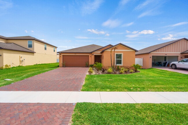 Photo - 701 Carlyle Wy