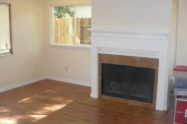 WOOD BURNING FIREPLACE! W/ FREE WOOD - 920 Gregory Pl