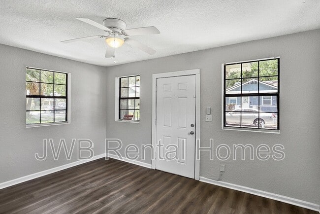Photo - 1491 W 5th St