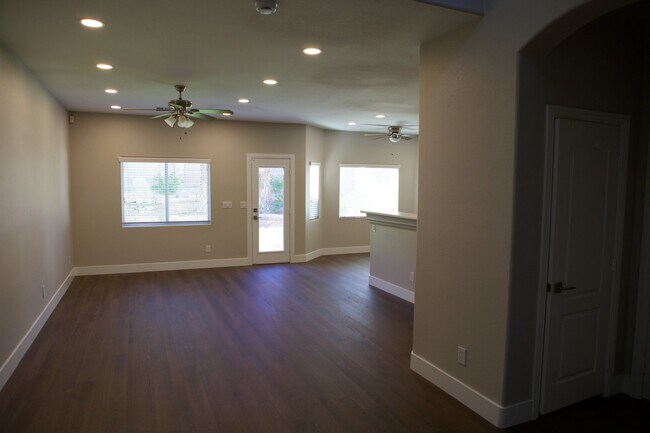 1317 Robbers Roost Ave