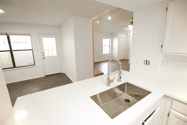 Building Photo - 12411 Deer Falls Dr