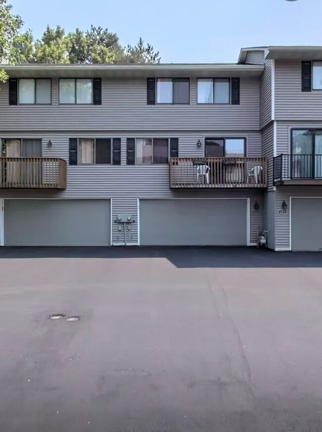 Building Photo - 3 Bed Shoreview Townhome