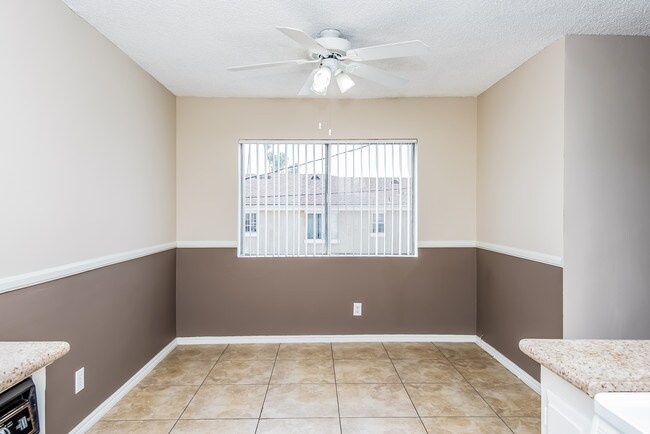 Photo - Royal Oaks Apartments