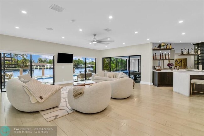 Photo - 319 S Riverside Dr