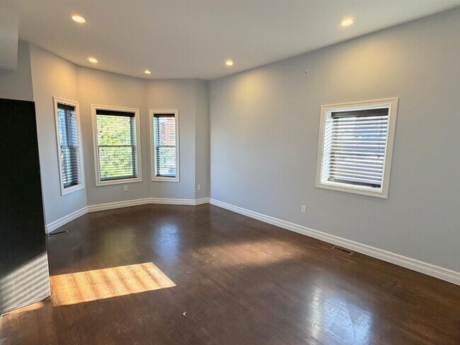 Photo - 8 Cross St E Unit 1