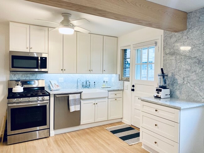 Building Photo - 1845 Northwest Ct Unit Apt C