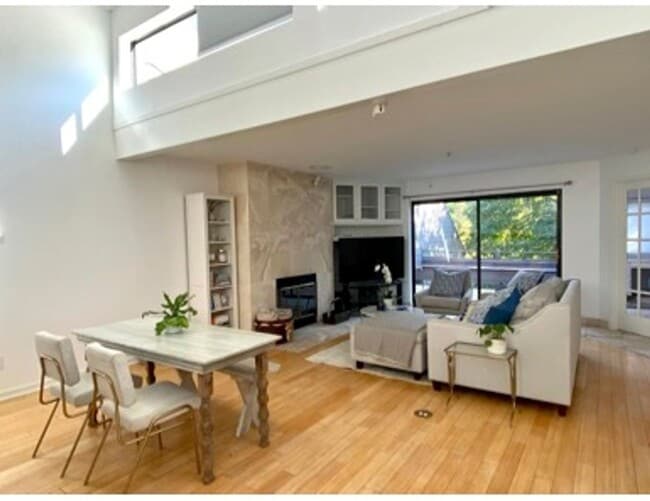 Building Photo - Beautiful downtown Penthouse. 1 bed/1 bath