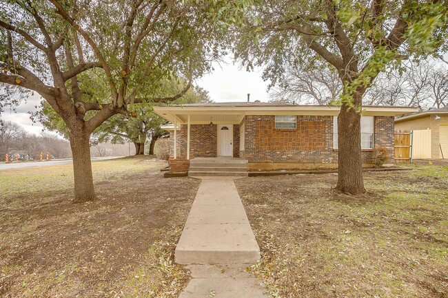 Spacious Updated 3 Bedroom, 2 Bath in hear... - Spacious Updated 3 Bedroom, 2 Bath in hear... House