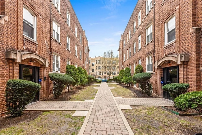 Building Photo - 656 W Oakdale Ave Unit 3B Rental