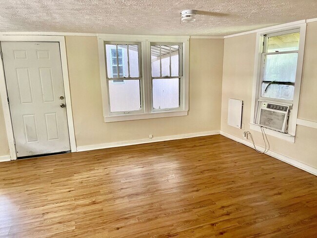 Photo - CUTE Zephyrhills 2BR/1BA w/Gorgeous Wood Finish Floors Throughout