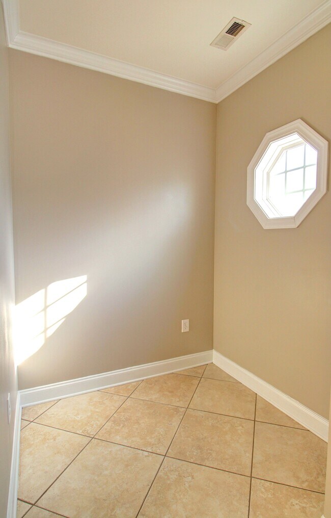 Rincón en la sala de estar - 2077 Silvercrest Dr Unidad C