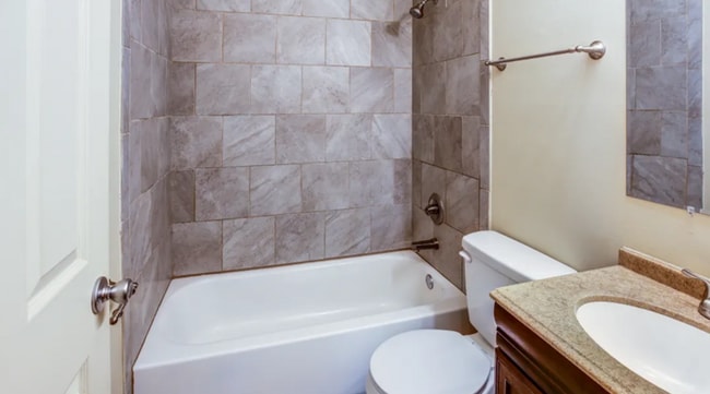 Baño con revestimiento de azulejos de mármol - 703 E Oak St