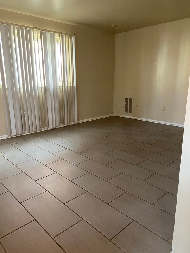 Livingroom - 4101 Gault Plz NE Unit 101