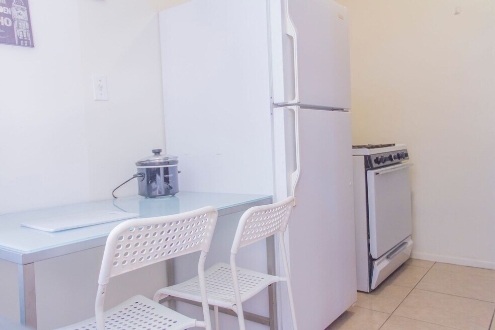 1637 Berkeley St Unit Single Room 1 - 1