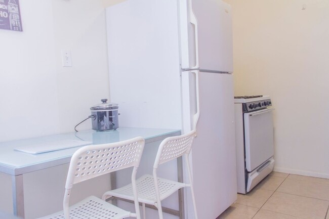 1637 Berkeley St Unit Single Room 1 - 1