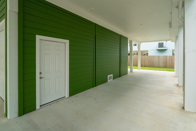 Building Photo - 213 West Dr