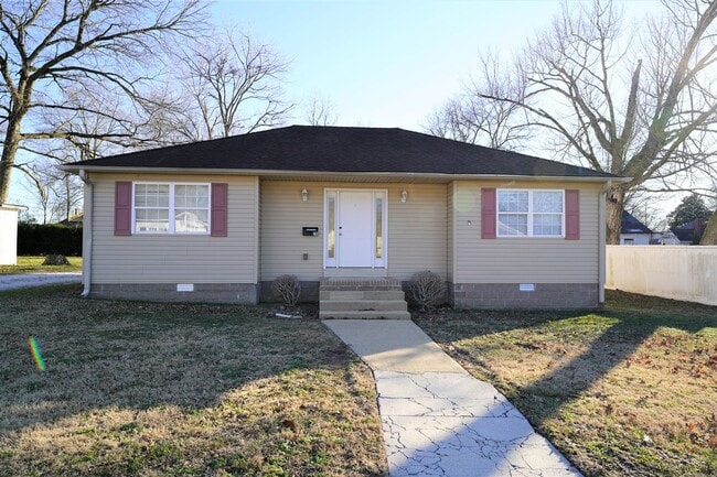 Building Photo - 4 Bed 2 Bath Home in Martin, TN *Remodeled* Fresh Paint & Flooring!