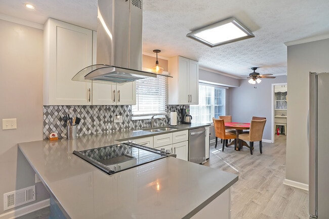 Photo - Room in House on Mountainbrooke Cir SW