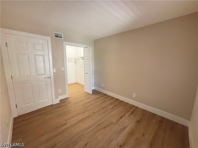 Building Photo - 5305 Summerlin Rd Unit 501