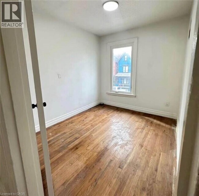 Photo - 216 John St N