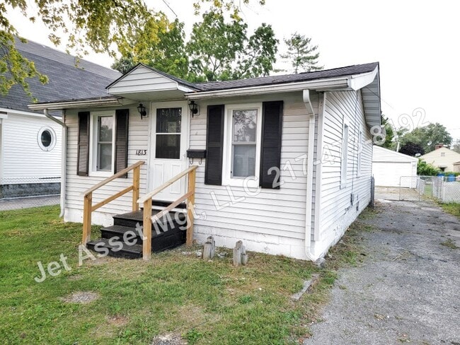Building Photo - Cute 2 bedroom house with XL 2 car garage!