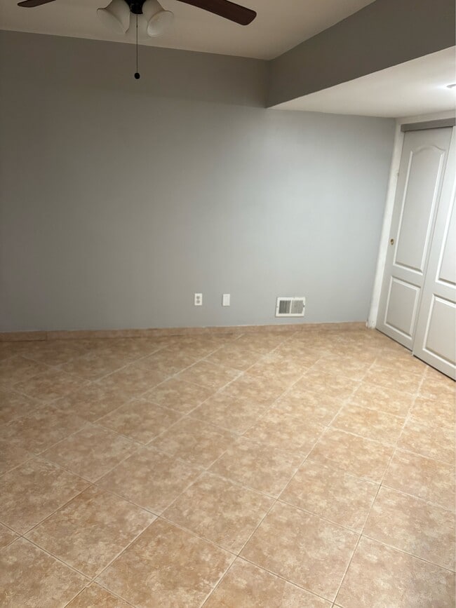 Building Photo - 129 Alberta Ave Unit 1st Floor (basement apt)