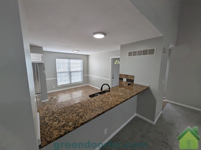 Photo - 14856 Robinson St